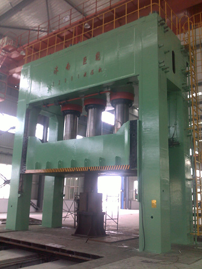 河(hé)南神州(zhou)重型封(feng)頭3200T球罐(guàn)片液壓(yā)機