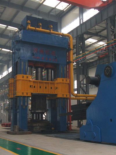 山東(dong)伊萊特8000T、100T操(cao)作機